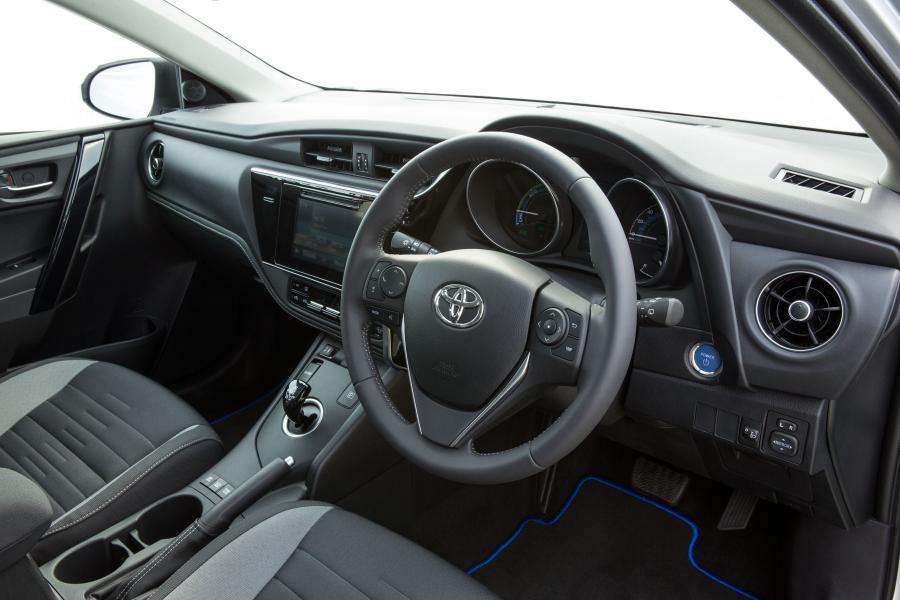 Toyota Auris Hybrid 2015 года  (UK) (фото 3 из 23)